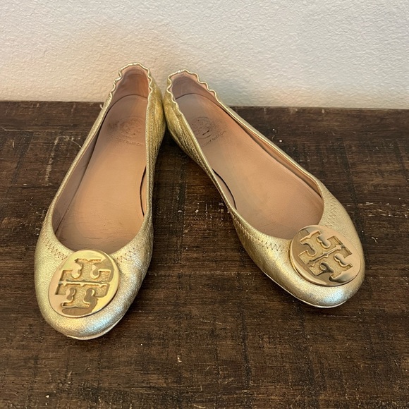 Tory Burch Reva Gold Ballet Flats Leather Metal Logo Medallion Size 5 - Picture 2 of 11